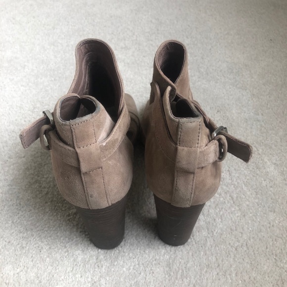 Vince Camuto heeled booties - Picture 4 of 6